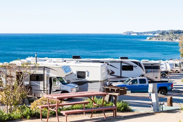 Où trouver un petit camping avec des mobil-homes modernes autour d'Annecy ?