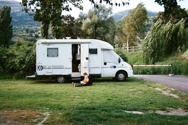 Quel petit camping 4 étoiles en Ardèche choisir pour faire de la randonnée en groupe ?
