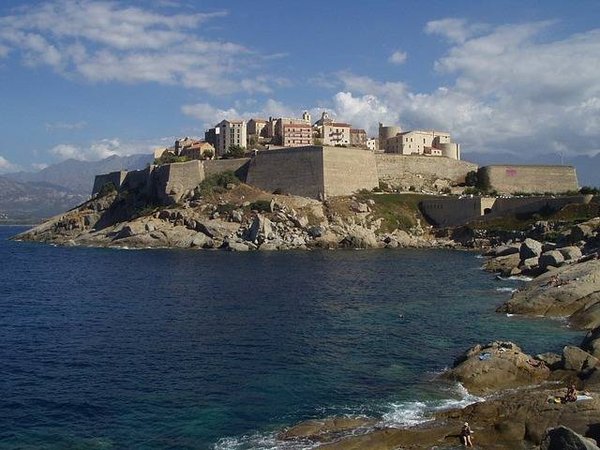 Quels sont les campings à taille humaine adaptés aux familles à Calvi ?