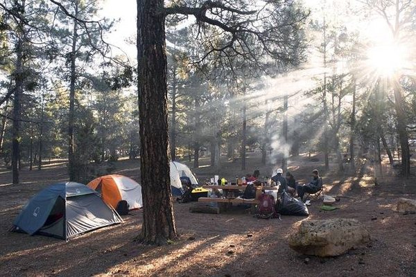 Comment planifier un voyage de camping itinérant épique : les astuces et les outils à connaître